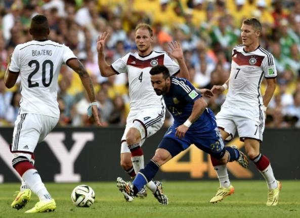 韦世豪：比赛尾声的点球太牵强，染红发为了在假期换个心情