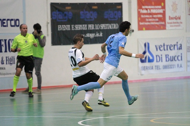 恐怖慎入，加纳国脚弗朗西斯在与日本友谊赛中小腿遭90度弯曲